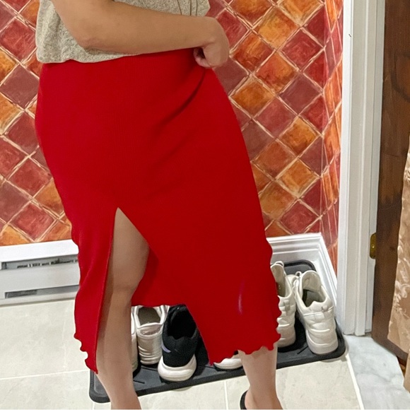 Long red skirt - Picture 4 of 6